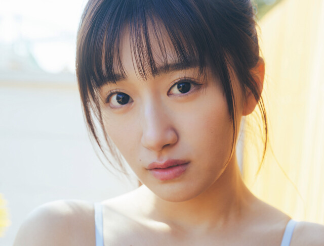 アイドル歴8年、小見山沙空(こみやま・さら)が水着グラビアに初挑戦!「ポーズが難しくて軟体動物になった気分でした」
